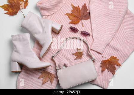 Herbstmode. Grundriss mit Damenbekleidung auf weißem Hintergrund, Draufsicht Stockfoto