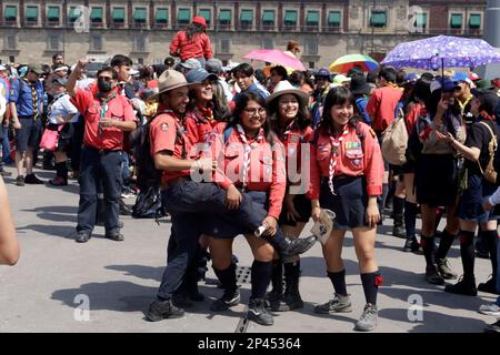 Mexiko-Stadt, Mexiko. 5. März 2023. Mitglieder der Scouts of Mexico während der Sammlung von mehr als einer Million Dosen und der Bildung des weltweit größten Flour de Lis im Zocalo in Mexico City, Mexiko. Am 5. März 2023 in Mexiko-Stadt, Mexiko (Kreditbild: © Luis Barron/Eyepix via ZUMA Press Wire) NUR REDAKTIONELLER GEBRAUCH! Nicht für den kommerziellen GEBRAUCH! Stockfoto