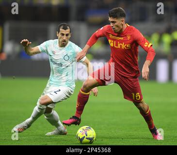 Mailand, Italien. 5. März 2023. Henrikh Mkhitaryan (L) des FC Inter trifft Joan Gonzalez von Lecce bei einem Fußballspiel der Serie A zwischen dem FC Inter und Lecce am 5. März 2023 in Mailand, Italien. Kredit: Str/Xinhua/Alamy Live News Stockfoto