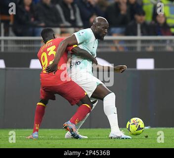 Mailand, Italien. 5. März 2023. Romelu Lukaku (R) des FC Inter spielt am 5. März 2023 in Mailand, Italien, mit Samuel Umtiti von Lecce in der Reihe A gegen den FC Inter und Lecce. Kredit: Str/Xinhua/Alamy Live News Stockfoto