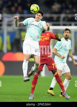 Mailand, Italien. 5. März 2023. Alessandro Bastoni (L) des FC Inter spielt am 5. März 2023 in Mailand bei einem Fußballspiel der Serie A zwischen dem FC Inter und Lecce mit Lecce Assan Ceesay. Kredit: Str/Xinhua/Alamy Live News Stockfoto