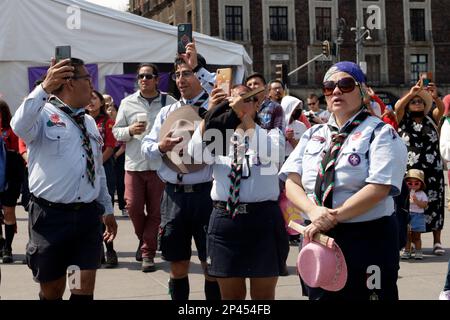 Mexiko-Stadt, Mexiko. 5. März 2023. Mitglieder der Scouts of Mexico während der Sammlung von mehr als einer Million Dosen und der Bildung des weltweit größten Flour de Lis im Zocalo in Mexico City, Mexiko. Am 5. März 2023 in Mexiko-Stadt, Mexiko (Kreditbild: © Luis Barron/Eyepix via ZUMA Press Wire) NUR REDAKTIONELLER GEBRAUCH! Nicht für den kommerziellen GEBRAUCH! Stockfoto