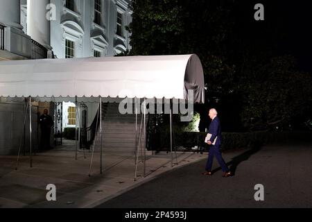 Washington, Usa. 05. März 2023. USA Präsident Joe Biden begibt sich auf dem südlichen Rasen des Weißen Hauses in Washington nach seiner Rückkehr aus Selma, Alabama am 5. März 2023. Foto: Yuri Gripas/ABACAPRESS.COM Kredit: Abaca Press/Alamy Live News Stockfoto