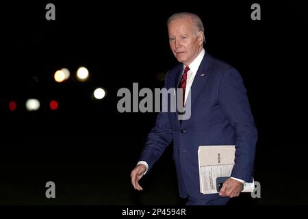 Washington, Usa. 05. März 2023. USA Präsident Joe Biden begibt sich auf dem südlichen Rasen des Weißen Hauses in Washington nach seiner Rückkehr aus Selma, Alabama am 5. März 2023. Foto: Yuri Gripas/ABACAPRESS.COM Kredit: Abaca Press/Alamy Live News Stockfoto