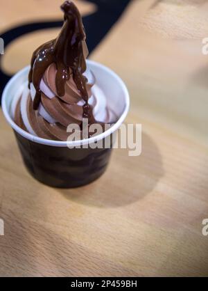 Vanille und Schokolade Swirl Weicheis mit Schokoladenüberzug Stockfoto