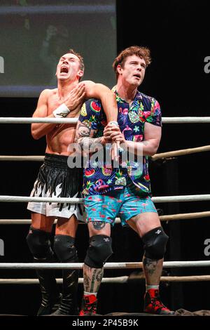 London, UK, 05. März 2023. Ed Gamble nimmt es mit einem Profi auf. „Max und Ivans Wrestling“ verwandeln bekannte Komiker in Wrestler und echte Profis. Just for Laughs London, in seinem Eröffnungsjahr, findet vom 2. Bis 5. März 2023 an den Veranstaltungsorten der O2 statt. Die teilnehmenden Komiker und Profis im Ring sind: Rachel Parris, Jazz EMU, Flo & Joan, Nick Helm, Suzi Ruffell, Aisling Bea, Iain Stirling, Nish Kumar, Matthew Crosby, Olga Koch, Rosie Jones, Greg Davies, Rishi Ghosh, Mark Silcox, Ray Badran, Geschwister, Nina Samuels, Sarah Keyworth, Rachel Wd, Ruby Clyde, Ed Gamble, Levi Muir, Max Olesker, Ivan Gonzal Stockfoto