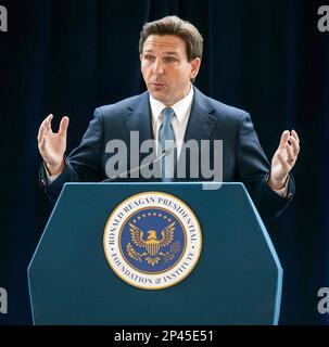 Simi Valley, Kalifornien, USA. 05. März 2023. Florida Governor RON DESANTIS spricht über sein neues Buch „The Courage to Be Free: Floridas Blueprint for America's Revival“ in der Ronald Reagan Presidential Library. (Credit Image: © Brian Cahn/ZUMA Press Wire) NUR REDAKTIONELLE VERWENDUNG! Nicht für den kommerziellen GEBRAUCH! Kredit: ZUMA Press, Inc./Alamy Live News Stockfoto