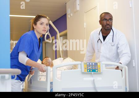 Krankenschwester und Arzt in Eile, Patienten in den Operationssaal zu bringen Stockfoto