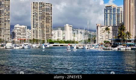 Honolulu, Oahu, Hawaii, USA, - 6. Februar, 2023 Uhr: Menschen auf kleinen Segelbooten im Hafen von Ilikai Stockfoto