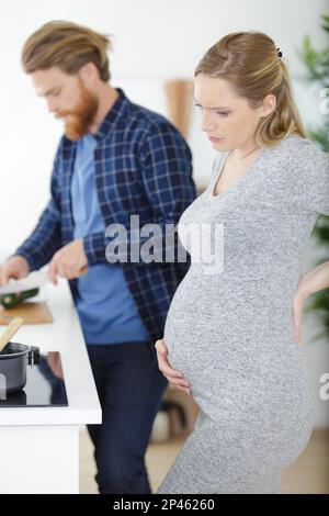 Junge Schwangere mit Bauchschmerzen Stockfoto