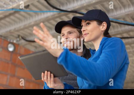 Ingenieure prüfen gemeinsam die Baustelle Stockfoto