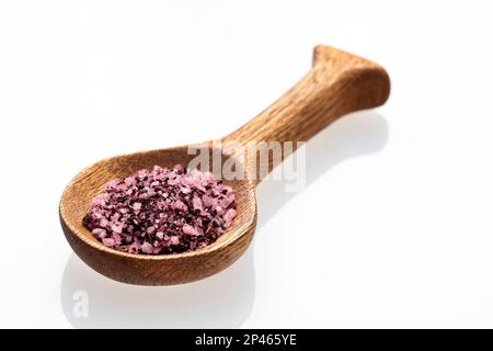 Natürliches Hibiskussalz in Holzlöffel - feine Kristalle zum Würzen Stockfoto