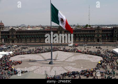 Mexiko-Stadt, Mexiko. 5. März 2023. Mehr als 10.000 Pfadfinder aus ganz Mexiko machten den weltweit größten Fleur de Lis, der aus mehr als einer Million Aluminiumdosen im Zocalo hergestellt wurde. (Kreditbild: © Luis Barron/Eyepix via ZUMA Press Wire) NUR REDAKTIONELLE VERWENDUNG! Nicht für den kommerziellen GEBRAUCH! Stockfoto