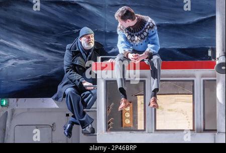 Hamburg, Deutschland. 02. März 2023. Schauspieler Peter Kaempfe (l) als Kapitän und Nikolai Amadeus lang als sein Sohn treten bei der Fotoprobe von „DAT Füerschipp“ auf. Das Stück, das auf der Geschichte von Siegfried Lenz basiert, feierte seine Premiere am 05.03.2023 im Ohnsorg Theater. Kredit: Markus Scholz/dpa/Alamy Live News Stockfoto
