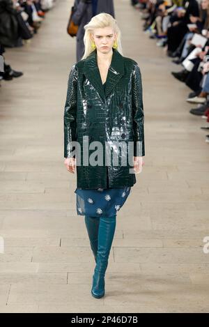 Paris, Frankreich. 05. März 2023. (230306) -- PARIS, 6. März 2023 (Xinhua) -- Ein Modell präsentiert eine Kreation von Lanvin als Teil seiner Herbst/Winter 2023/2024 Pret-A-porter-Kollektionen während der Paris Fashion Week, in Paris, Frankreich, am 5. März 2023. (MeetEurope/Handout über Xinhua) Guthaben: Xinhua/Alamy Live News Stockfoto