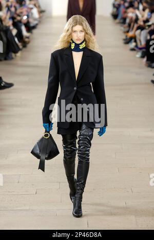 Paris, Frankreich. 05. März 2023. (230306) -- PARIS, 6. März 2023 (Xinhua) -- Ein Modell präsentiert eine Kreation von Lanvin als Teil seiner Herbst/Winter 2023/2024 Pret-A-porter-Kollektionen während der Paris Fashion Week, in Paris, Frankreich, am 5. März 2023. (MeetEurope/Handout über Xinhua) Guthaben: Xinhua/Alamy Live News Stockfoto