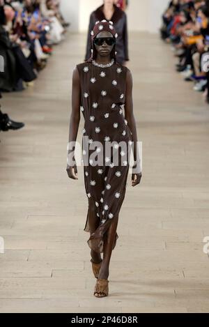 Paris, Frankreich. 05. März 2023. (230306) -- PARIS, 6. März 2023 (Xinhua) -- Ein Modell präsentiert eine Kreation von Lanvin als Teil seiner Herbst/Winter 2023/2024 Pret-A-porter-Kollektionen während der Paris Fashion Week, in Paris, Frankreich, am 5. März 2023. (MeetEurope/Handout über Xinhua) Guthaben: Xinhua/Alamy Live News Stockfoto