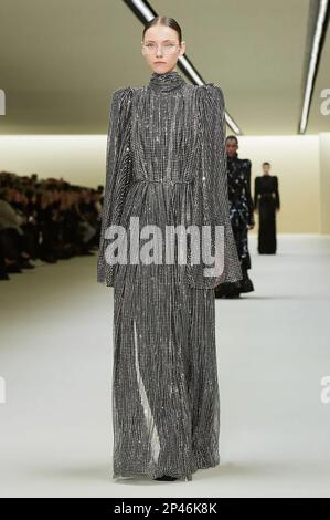 Paris, Frankreich. 05. März 2023. (230306) -- PARIS, 6. März 2023 (Xinhua) -- Ein Modell präsentiert eine Kreation von Balenciaga als Teil seiner Herbst/Winter 2023/2024 Pret-A-porter Kollektionen während der Paris Fashion Week, in Paris, Frankreich, am 5. März 2023. (MeetEurope/Handout über Xinhua) Guthaben: Xinhua/Alamy Live News Stockfoto