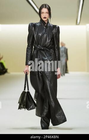 Paris, Frankreich. 05. März 2023. (230306) -- PARIS, 6. März 2023 (Xinhua) -- Ein Modell präsentiert eine Kreation von Balenciaga als Teil seiner Herbst/Winter 2023/2024 Pret-A-porter Kollektionen während der Paris Fashion Week, in Paris, Frankreich, am 5. März 2023. (MeetEurope/Handout über Xinhua) Guthaben: Xinhua/Alamy Live News Stockfoto