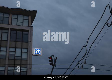 Foto des ZF-Konzernlogos auf dem lokalen Standort in Timisoara, Rumänien. ZF Friedrichshafen AG, auch ZF Group genannt, ursprünglich Zahnradfabrik Fr Stockfoto