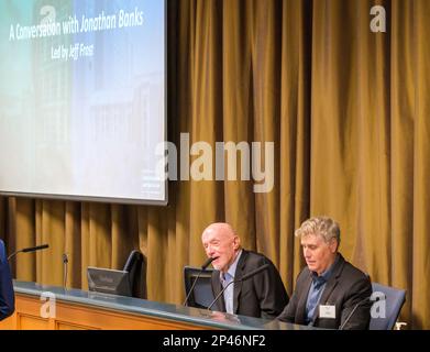 NEW ORLEANS, LA, USA - 3. MÄRZ 2023: Interview Jonathan Banks von Jeff Frost eröffnet die Entertainment and Sports Law Conference an der Tulane University Stockfoto