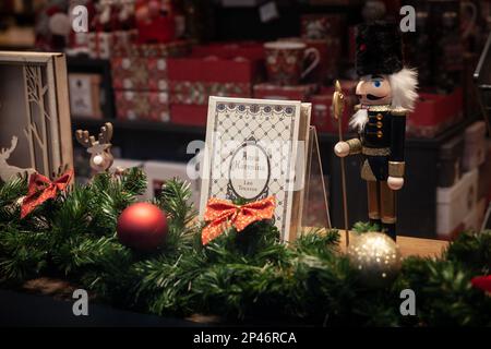 Bilder eines Buches, geschrieben vom russischen Autor Leo Tolstoy, Anna Karenina, in einem Laden in Belgrad, Serbien. Anna Karenina ist ein Roman von der Stockfoto