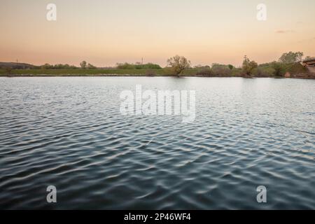 Bild des DTD-Kanals mit serben, die in den Gewässern fischen. Der Donau-Tisa-Donau-Kanal (Kanal Dunav-Tisa-Dunav) ist ein Kanalsystem in Serbien. Das ist es Stockfoto