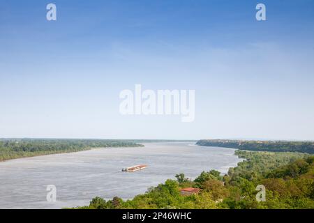 Panorama der Donau in Serbien, über Stari Slankam, mit einem Kahn, einem Frachtschiff, in Serbien, Auf der Donau. Der dunav ist einer der Hauptleute Stockfoto