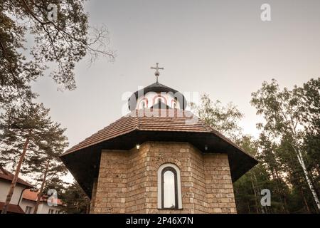 Bild des ikonischen Turms der serbischen orthodoxen Kirche von Divcibare in Serbien. Stockfoto