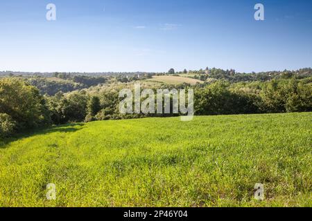 Bild einer typischen Landschaft Serbiens mit serbischen Höfen, einem seosko domacinstvo, umgeben von Feldern, in einem Tal von Barajevo. Stockfoto