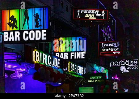 Neonschilder für Bars in Soi Buakhao, Pattaya, Thailand Stockfoto