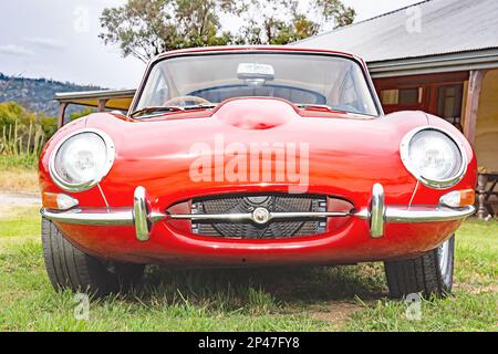 Vorderseite eines roten Jaguar E Type Sportwagens Stockfoto