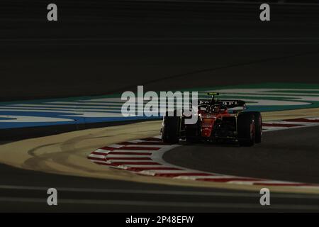 Manama, Bahrain. 04. März 2023. MANAMA, BAHRAIN, Sakhir Circuit, 04. März 2023: Nr. 55, Carlos SAINZ Jr., ESP, Team Scuderia Ferrari, SF-23, Am 4. März während des Formel 1 Grand Prix in Bahrain auf der Bahrain International Circuit in der Nähe von Manama City in der Stadt Sakhir. 2023. Formel 1 - F1 Motorsport, gebührenpflichtiges Bild, Foto und Copyright © Jun QIAN/ ATP images (QIAN Jun/ATP/SPP) Guthaben: SPP Sport Press Photo. Alamy Live News Stockfoto