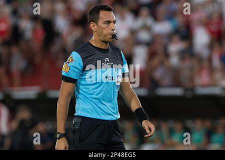 Buenos Aires, Argentinien. 05. März 2023. Schiedsrichter Facundo Tello während eines Spiels zwischen Huracan und San Lorenzo im Rahmen der Liga Profesional 2023 im Estadio Tomas Duco. (Endstand; Huracan 1:1 San Lorenzo) Kredit: SOPA Images Limited/Alamy Live News Stockfoto