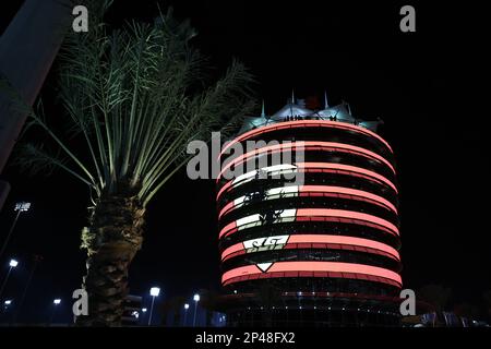 Manama, Bahrain. 04. März 2023. MANAMA, BAHRAIN, Sakhir Circuit, 04. März 2023: Der königliche Turm in Sakhir mit dem Ferrari-Logo, das am 4. März während des Formel-1-Grand Prix in Bahrain auf der Bahrain International Circuit in der Nähe von Manama in der Stadt Sakhir bei Nacht gezeigt wird. 2023. Formel 1 - F1 Motorsport, gebührenpflichtiges Bild, Foto und Copyright © Jun QIAN/ ATP images (QIAN Jun/ATP/SPP) Guthaben: SPP Sport Press Photo. Alamy Live News Stockfoto