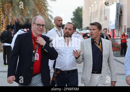 Manama, Bahrain. 04. März 2023. MANAMA, BAHRAIN, Sakhir Circuit, 04. März 2023: (L) Prinz Albert II. Von Monaco in der F1. Koppel während des Formel-1-Grand Prix von Bahrain auf der Bahrain International Circuit in der Nähe von Manama Stadt in der Stadt Sakhir am 4. März. 2023. Formel 1 - F1 Motorsport, gebührenpflichtiges Bild, Foto und Copyright © Jun QIAN/ ATP images (QIAN Jun/ATP/SPP) Guthaben: SPP Sport Press Photo. Alamy Live News Stockfoto