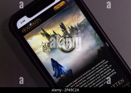 Website von Hogwarts Legacy in an iPhone. Hogwarts Legacy ist ein Open-World-Action-Rollenspiel, das von Avalanche Software entwickelt und von Warner Bros veröffentlicht wurde Stockfoto