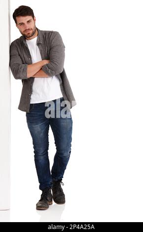 Ich warte auf eine Gelegenheit. Durchgehende Studioaufnahme eines gutaussehenden jungen Mannes mit gefalteten Armen, die gegen ein Brett lehnen. Stockfoto