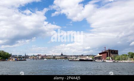 Städtische Landschaft von Stockholm, Hauptstadt und größte Stadt Schwedens sowie das größte städtische Gebiet Skandinaviens, von der Bucht von Riddarfjärden aus Stockfoto