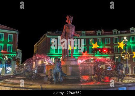 Rote Apollostatue Sonnenbrunnen Grüne Plaza Massena Weihnachtsdekorationen Stadtbild Nizza Cote d'Azur France Statue von Alfred Janniot im Jahr 1956 Stockfoto