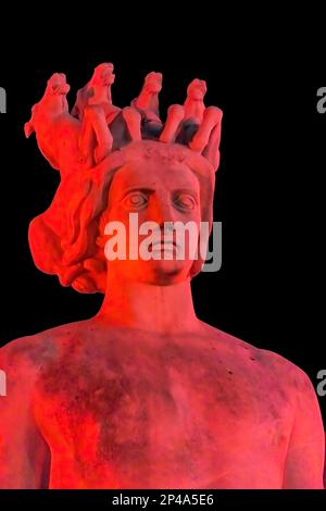 ed Apollo Statue Sonnenbrunnen Plaza Massena Weihnachtsdekorationen Stadtbild Nizza Cote d'Azur France Statue von Alfred Janniot im Jahr 1956 Stockfoto