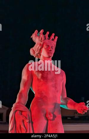 Rote Apollostatue Sonnenbrunnen Plaza Massena Weihnachtsdekorationen Stadtbild Nizza Cote d'Azur France Statue von Alfred Janniot im Jahr 1956 Stockfoto