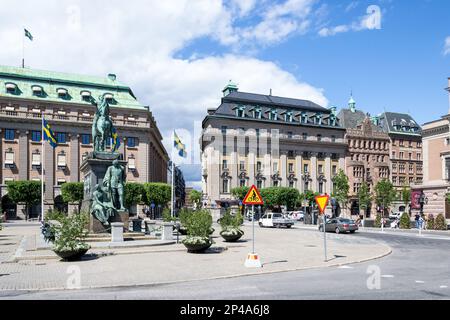 Architektonische Details des Gustav Adolfs Torg, einem öffentlichen Platz im Zentrum von Stockholm mit einer Statue von König Gustav II Adolf in der Mitte Stockfoto