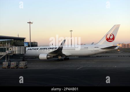 Japan Airlines Flugzeuge auf der Rollbahn am Haneda International Airport in Tokio, Japan. Stockfoto