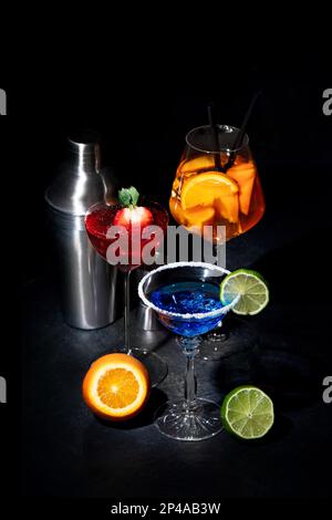 Verschiedene bunte Cocktails auf schwarzem Hintergrund. Klassisches Longdrink-Cocktail-Menü. Stockfoto