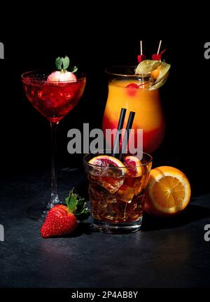 Verschiedene bunte Cocktails auf schwarzem Hintergrund. Klassisches Longdrink-Cocktail-Menü. Stockfoto