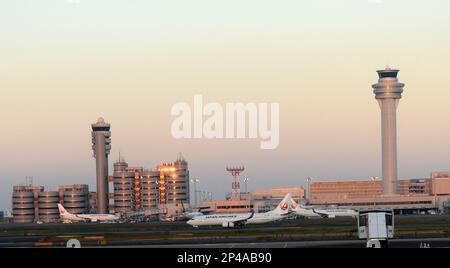 Japan Airlines Flugzeuge auf der Rollbahn am Haneda International Airport in Tokio, Japan. Stockfoto