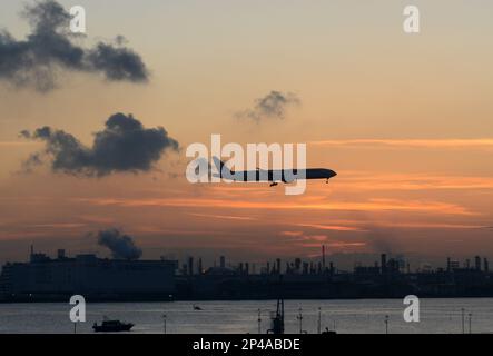 Ein JAL-Flugzeug landet am Haneda International Airport in Tokio, Japan. Stockfoto