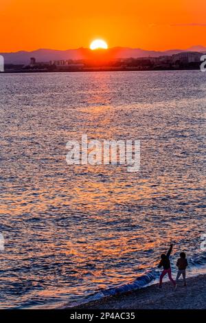 Menschen, die Sun Go Down Beach betrachten, reflektieren die Mittelmeerküste Seacoast Nizza Cote d'Azur Frankreich Stockfoto