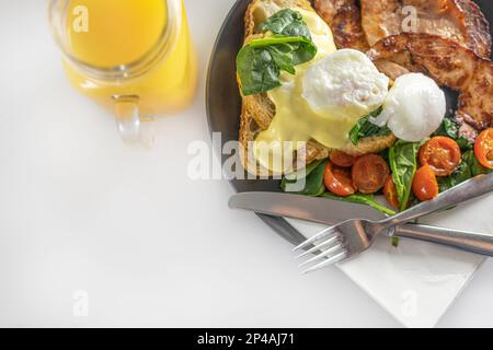 Großes Frühstück mit Orangensaft und weißen Flächen Stockfoto